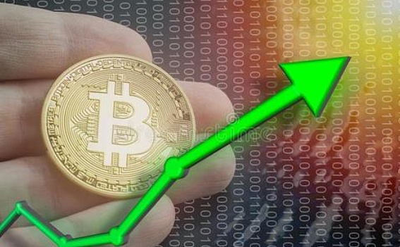 点燃与bitcoin价格btc的上升和增量价值 换和拿着硬币与数字式1s和0s