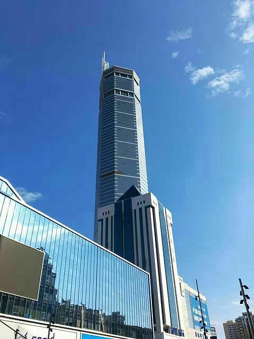 深圳福田区华强北356米高的赛格大厦今天刷屏了