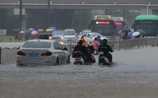 最近,河南遭到暴雨侵袭,强降雨一度让郑州等城市的运转陷入停滞.