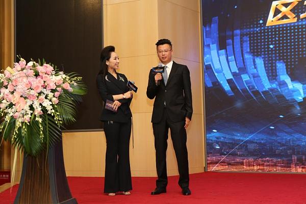 (有左至右:央视主持人德格玛雅 artwork file项目ceo裴晓飞 图片来源