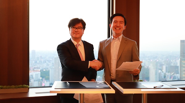 Ruden Holdings会长西岡進与Blockchain Global创始人Sam Lee进行现场签约